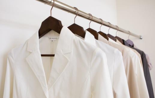 如何防止白衣服变黄？发黄洗白小窍门有哪些？