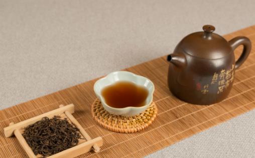 虽然隔夜茶不能喝，但在日常使用中更有用